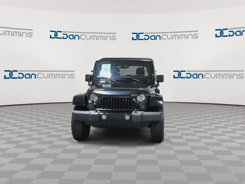 Used 2016 Jeep Wrangler Unlimited Sahara w/ Connectivity Group AWD/4WD image 3
