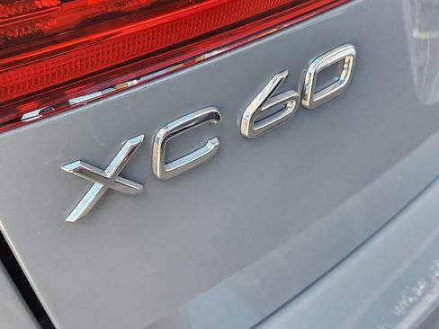 Used 2023 Volvo XC60 B5 Plus image 8