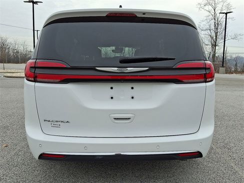 Used 2023 Chrysler Pacifica Touring-L image 8