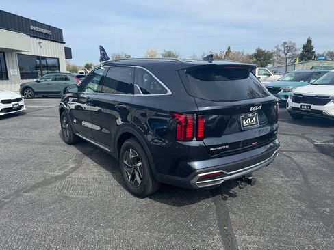 Certified 2024 Kia Sorento EX image 3