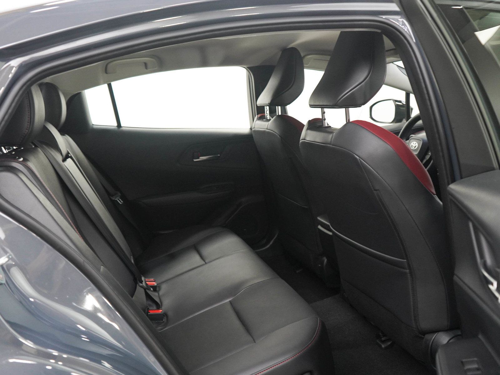 Used 2026 Toyota Prius Plug-In Hybrid FWD image 12