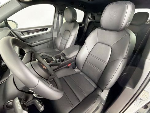 Used 2025 Porsche Cayenne Coupe AWD/4WD image 5