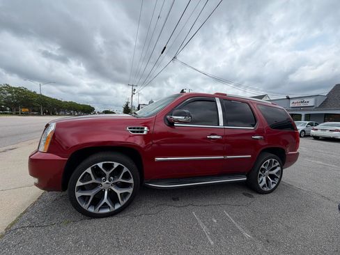 Used 2014 Cadillac Escalade Luxury AWD/4WD image 2