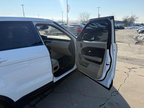 Used 2019 Land Rover Range Rover Evoque SE Premium image 24