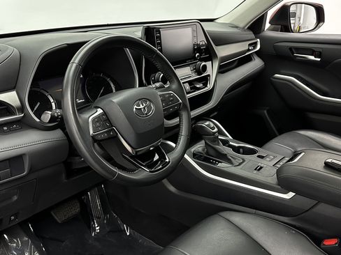Used 2020 Toyota Highlander XLE image 10
