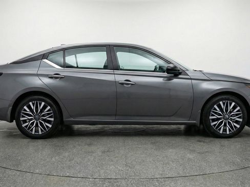 Used 2025 Nissan Altima 2.5 SV FWD image 11
