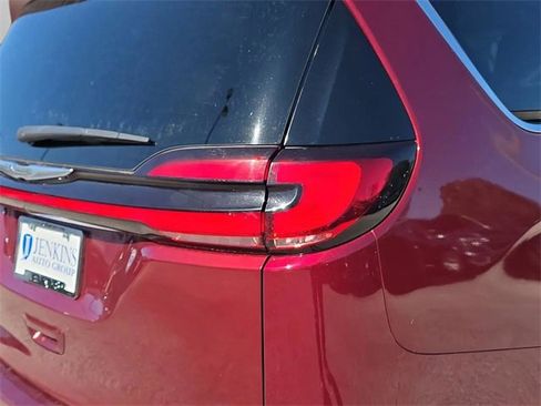 Used 2023 Chrysler Pacifica Touring-L image 31