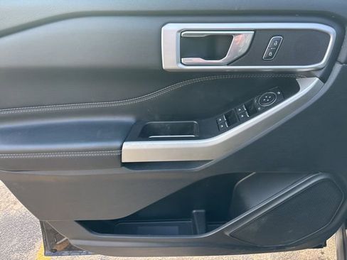 Used 2022 Ford Explorer XLT image 19