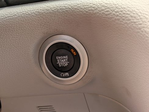 Used 2024 Chrysler Pacifica Limited FWD image 31
