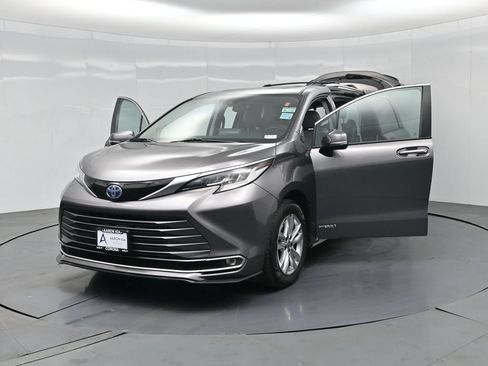 Used 2021 Toyota Sienna Limited FWD image 34