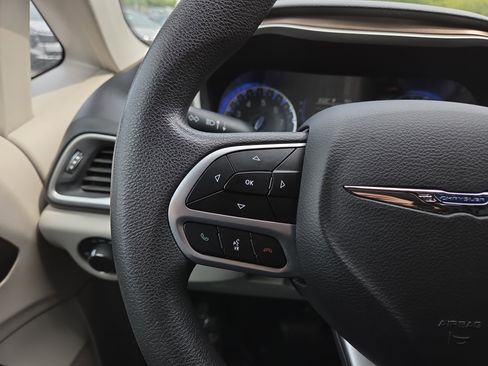 Used 2018 Chrysler Pacifica L FWD image 16