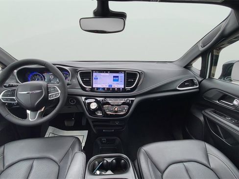Used 2026 Chrysler Pacifica Select image 9