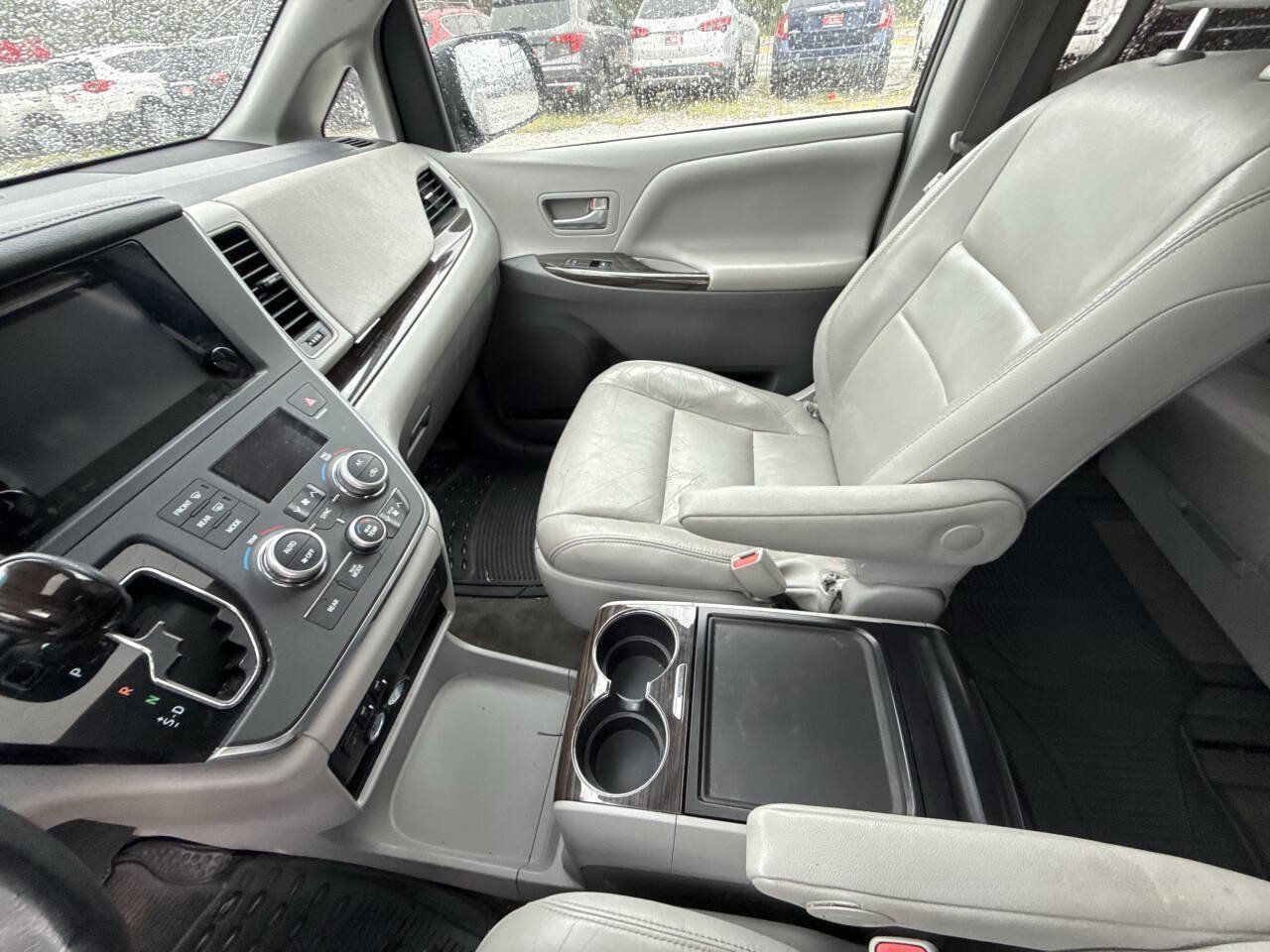 Used 2016 Toyota Sienna XLE w/ XLE Navigation Package FWD image 23