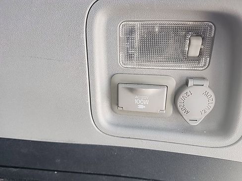 Used 2017 Toyota Sienna SE Premium FWD image 13