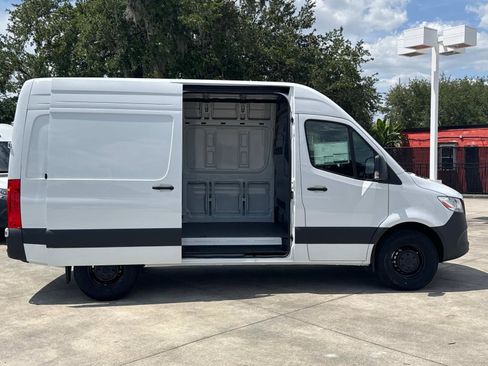 Used 2025 Mercedes-Benz Sprinter 2500 image 3