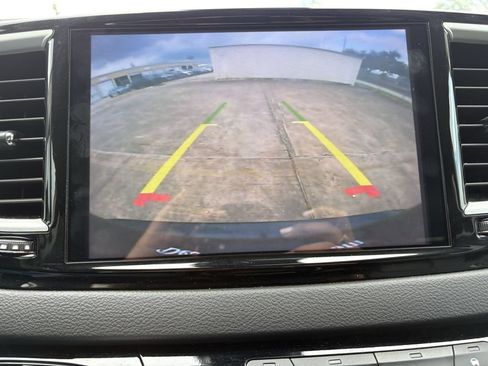 Used 2024 Chrysler Pacifica Touring-L FWD image 18