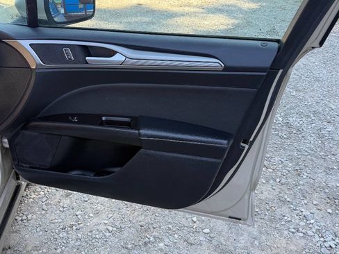 Used 2017 Ford Fusion SE w/ Fusion SE Technology Package image 14