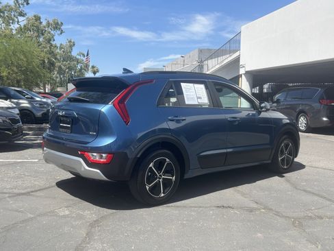 Certified 2025 Kia Niro EX FWD image 3