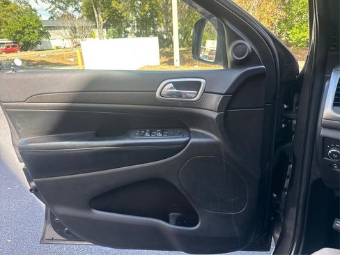 Used 2018 Jeep Grand Cherokee Altitude RWD image 22