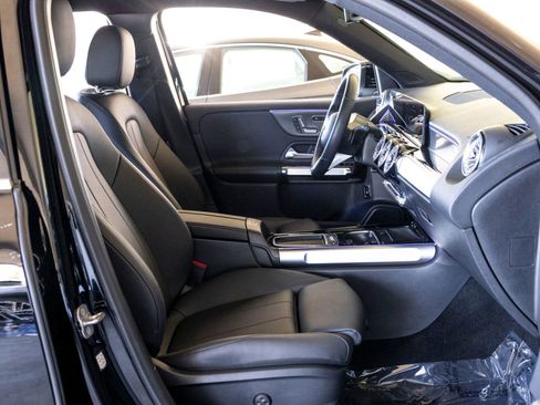 Used 2025 Mercedes-Benz GLB 250 image 26