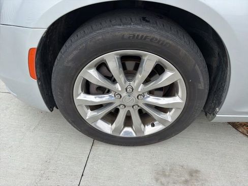 Used 2020 Chrysler 300 Limited image 4