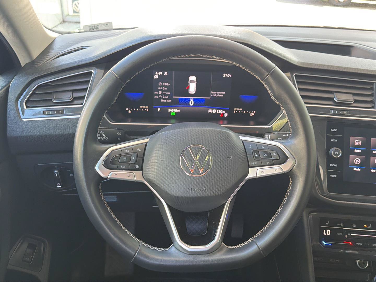 Certified 2022 Volkswagen Tiguan SE w/ Panoramic Sunroof Package AWD/4WD image 19