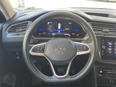 Certified 2022 Volkswagen Tiguan SE w/ Panoramic Sunroof Package AWD/4WD image 19