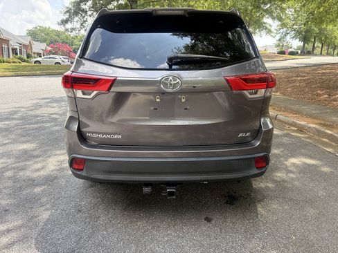 Used 2019 Toyota Highlander XLE FWD image 5