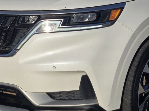 Used 2023 Kia Carnival EX image 7