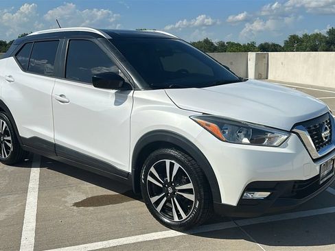 Used 2018 Nissan Kicks SV FWD image 15