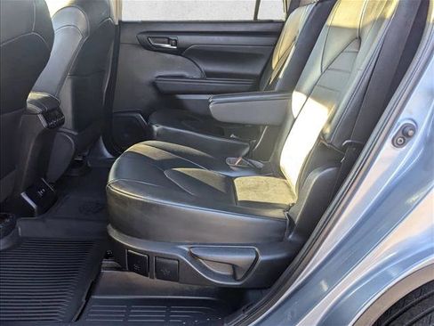 Used 2021 Toyota Highlander XLE image 18