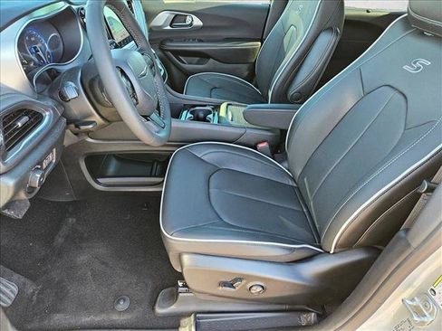 New 2026 Chrysler Pacifica Limited w/ S Appearance Package FWD image 4