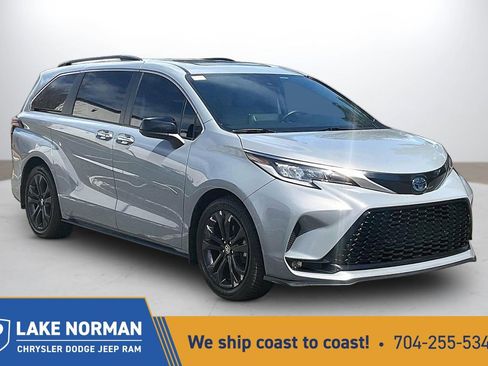 Used 2023 Toyota Sienna XSE FWD image 1