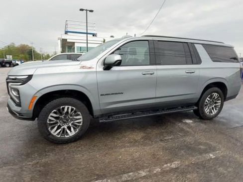 Used 2025 Chevrolet Suburban Z71 AWD/4WD image 4