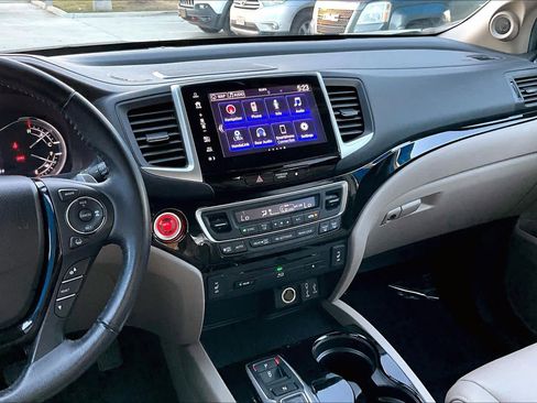 Used 2018 Honda Pilot Touring image 6