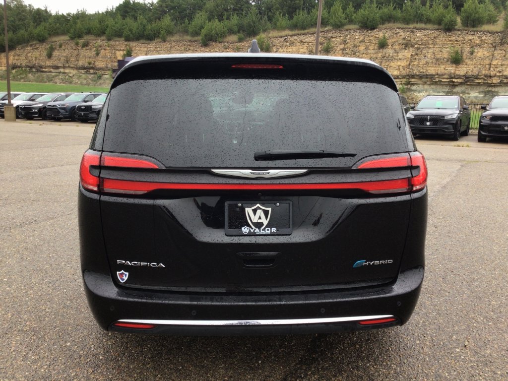 Used 2024 Chrysler Pacifica Limited FWD image 5