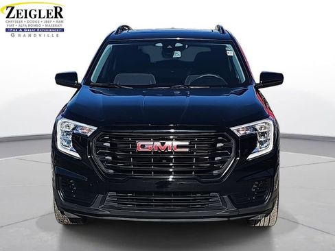 Used 2022 GMC Terrain SLE w/ Driver Convenience Package image 2