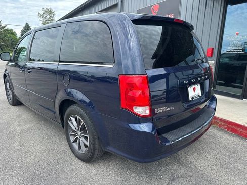 Used 2017 Dodge Grand Caravan SXT w/ Driver Convenience Group FWD image 3