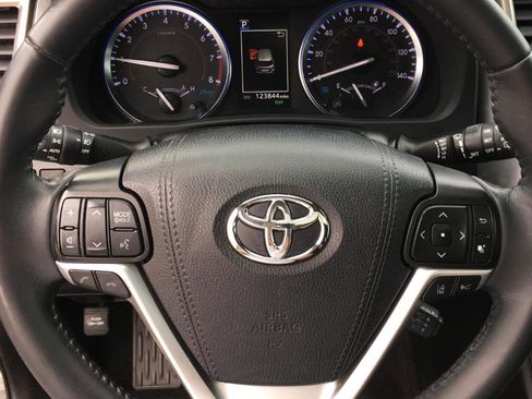 Used 2019 Toyota Highlander Limited image 26