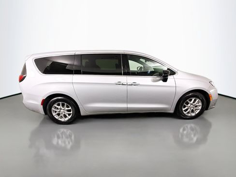 Used 2026 Chrysler Pacifica Select image 11