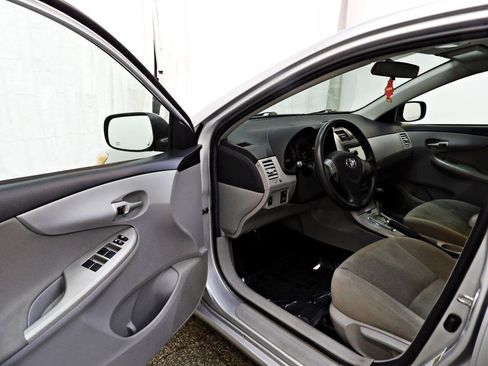 Used 2013 Toyota Corolla LE w/ Preferred Accessory Pkg #2 FWD image 11