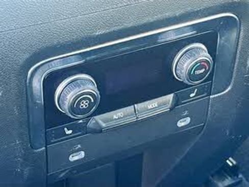 Used 2023 Chevrolet Suburban Premier image 17