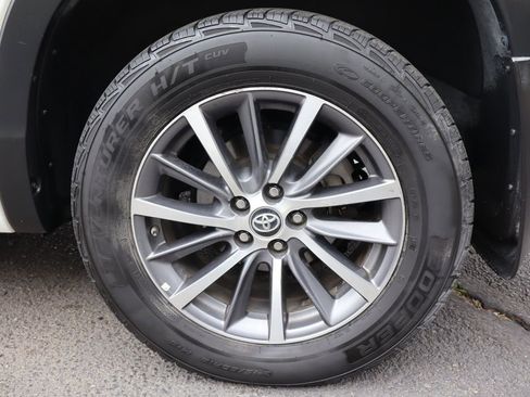 Used 2017 Toyota Highlander XLE AWD/4WD image 45