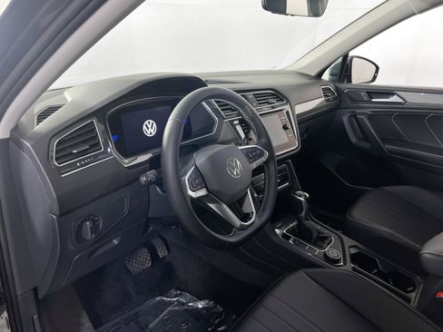 Used 2023 Volkswagen Tiguan SE AWD/4WD image 9
