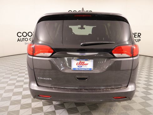 Used 2020 Chrysler Voyager LX image 21