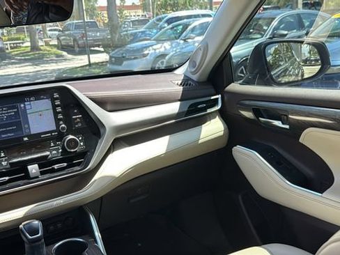 Used 2021 Toyota Highlander Limited FWD image 15