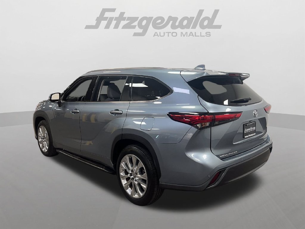 Used 2022 Toyota Highlander Limited FWD image 3