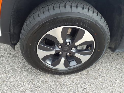 Used 2023 Jeep Grand Cherokee 4WD 4xe image 5