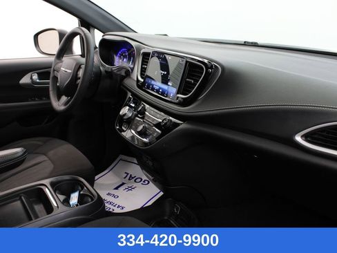 Used 2023 Chrysler Pacifica Touring image 24