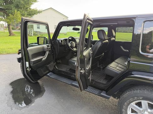 Used 2017 Jeep Wrangler Unlimited Sahara w/ Connectivity Group AWD/4WD image 20